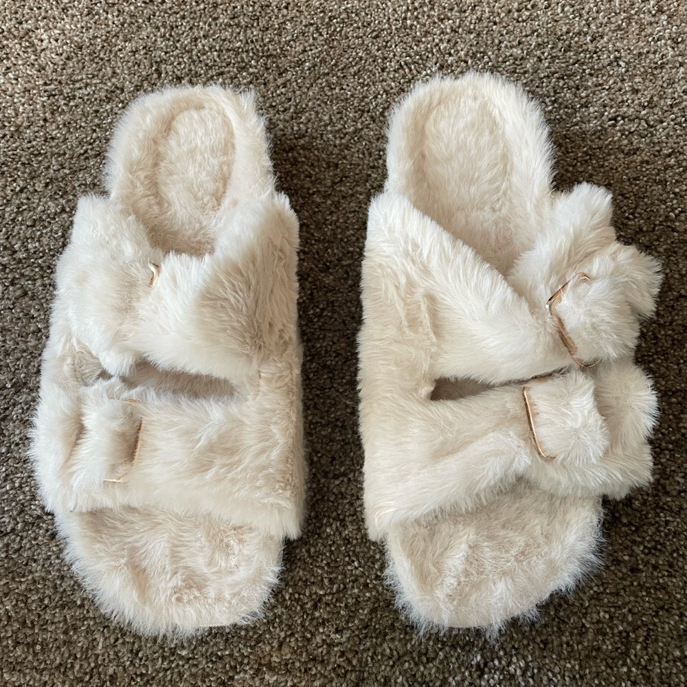 Beige Off-White comfy faux fur slides with gold hardware size 8 brand new in box